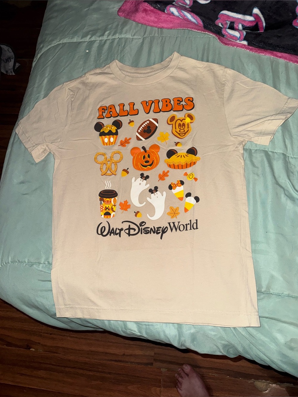 Disney Beige XS “Fall Vibes” Autumn Treats Mickey Mouse T-Shirt Halloween unisex